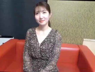 剃光的Jessica Mariee在行动中